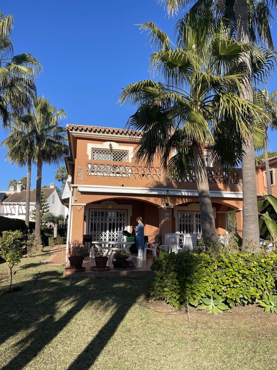 3 slaapkamer Villa te koop in Estepona met zwembad garage - € 730.000 (Ref: 9650545)