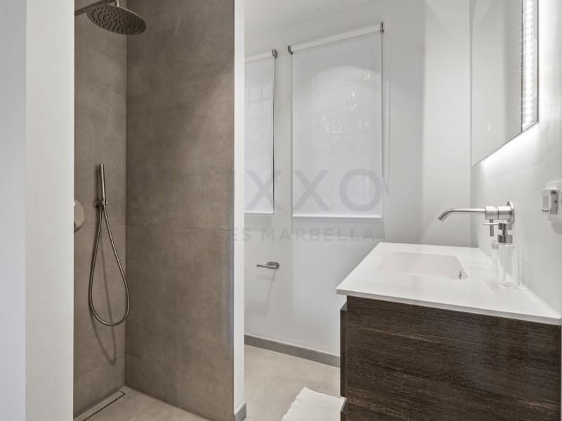 Piso de 2 habitaciones en Benahavís en venta con piscina garaje - 675.000 € (Ref: 9669269)