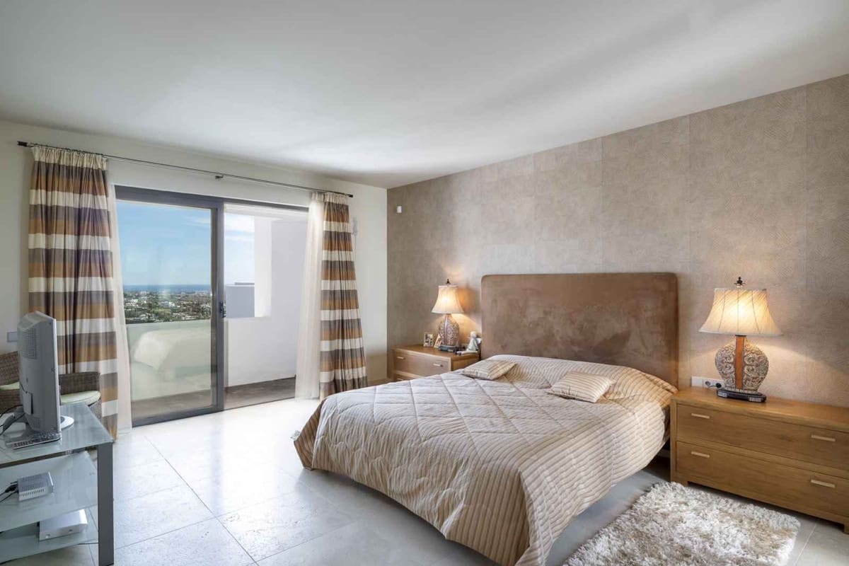 3 bedroom Flat for sale in Benahavis with garage - € 1,395,000 (Ref: 9676346)