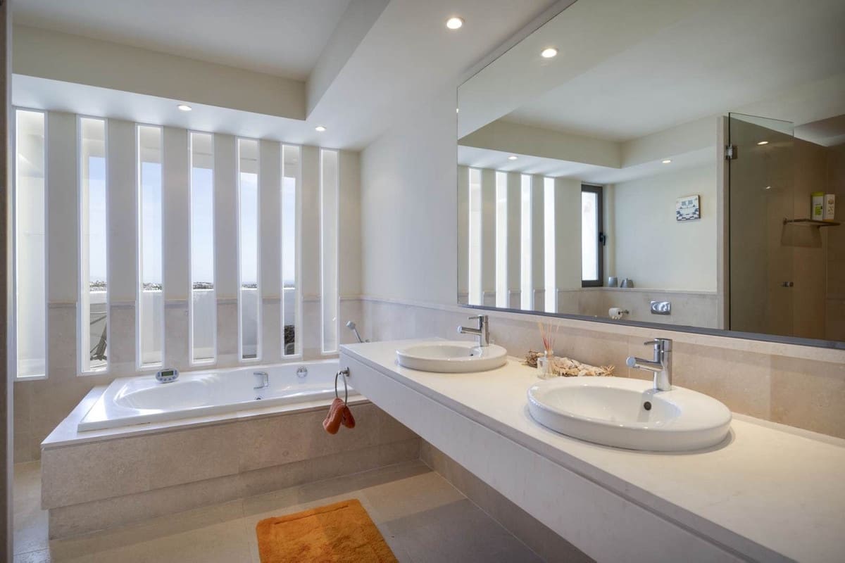 3 bedroom Flat for sale in Benahavis with garage - € 1,395,000 (Ref: 9676346)