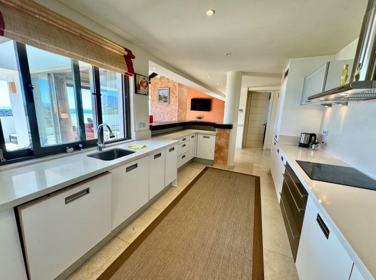 3 bedroom Flat for sale in Benahavis with garage - € 1,395,000 (Ref: 9676346)