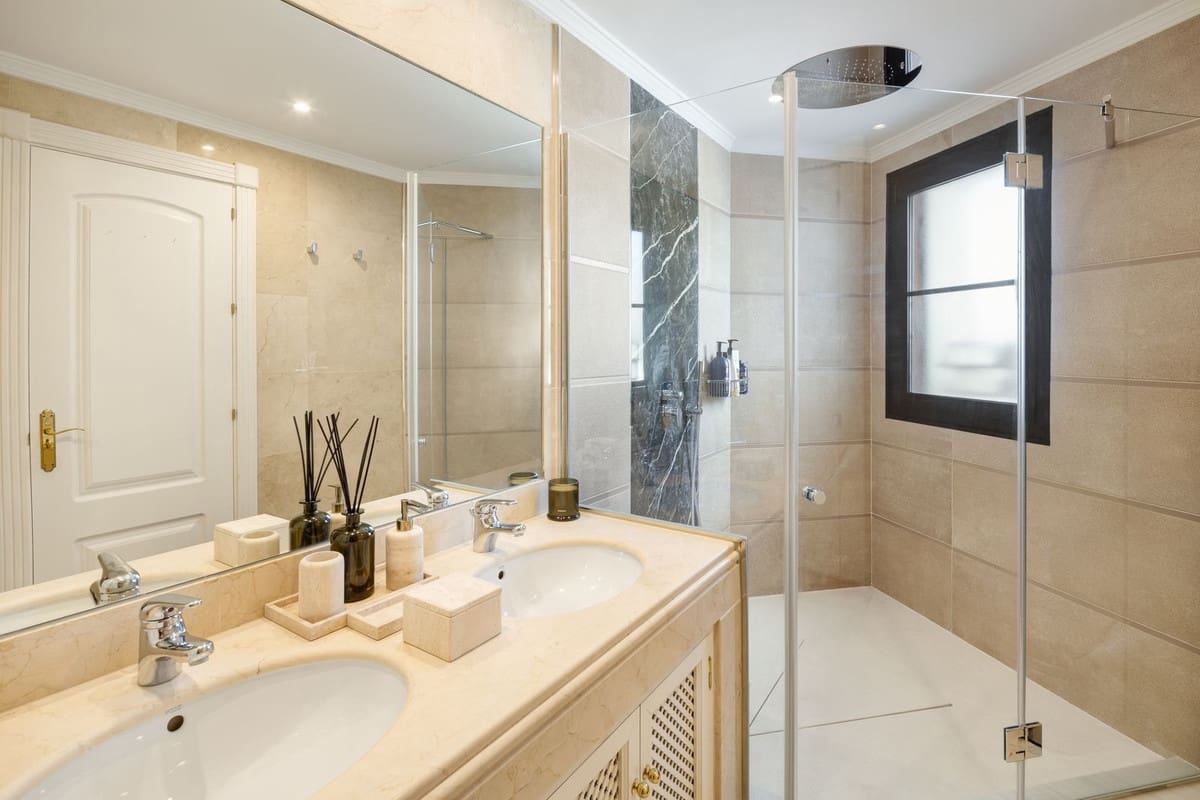 Chalet de 4 habitaciones en Benahavís en venta con piscina garaje - 2.950.000 € (Ref: 9677965)