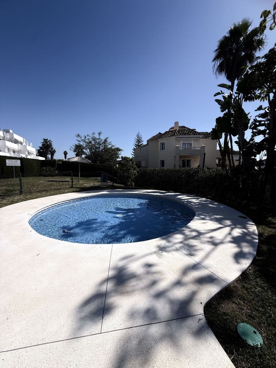 2 slaapkamer Flat te koop in El Paraiso met zwembad - € 390.000 (Ref: 9683902)