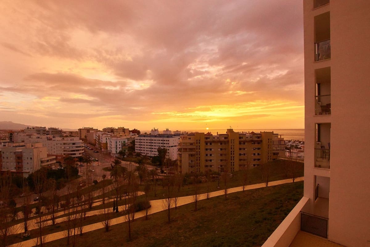 2 sovrum Lägenhet till salu i Estepona med pool garage - 399 000 € (Ref: 9684093)