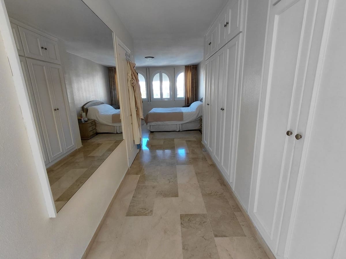 3 sypialnia Mieszkanie na sprzedaż w Marbella z basenem garażem - 825 000 € (Ref: 9685500)