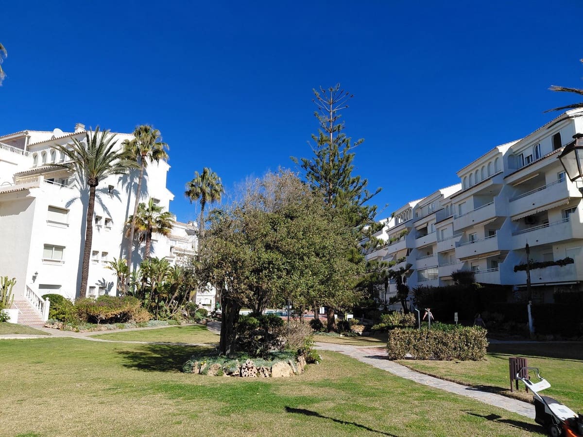 3 sypialnia Mieszkanie na sprzedaż w Marbella z basenem garażem - 825 000 € (Ref: 9685500)