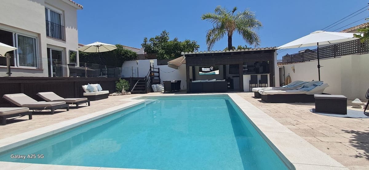 6 soverom Villa til salgs i Marbella med svømmebasseng garasje - € 1 795 000 (Ref: 9685760)