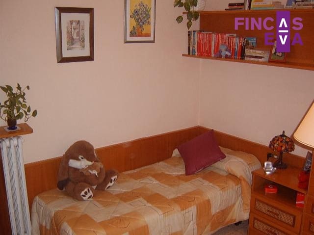 3 soveværelse Lejlighed til salg i El Camp de L'Arpa del Clot, Barcelona by - € 250.000 (Ref: 9691499)