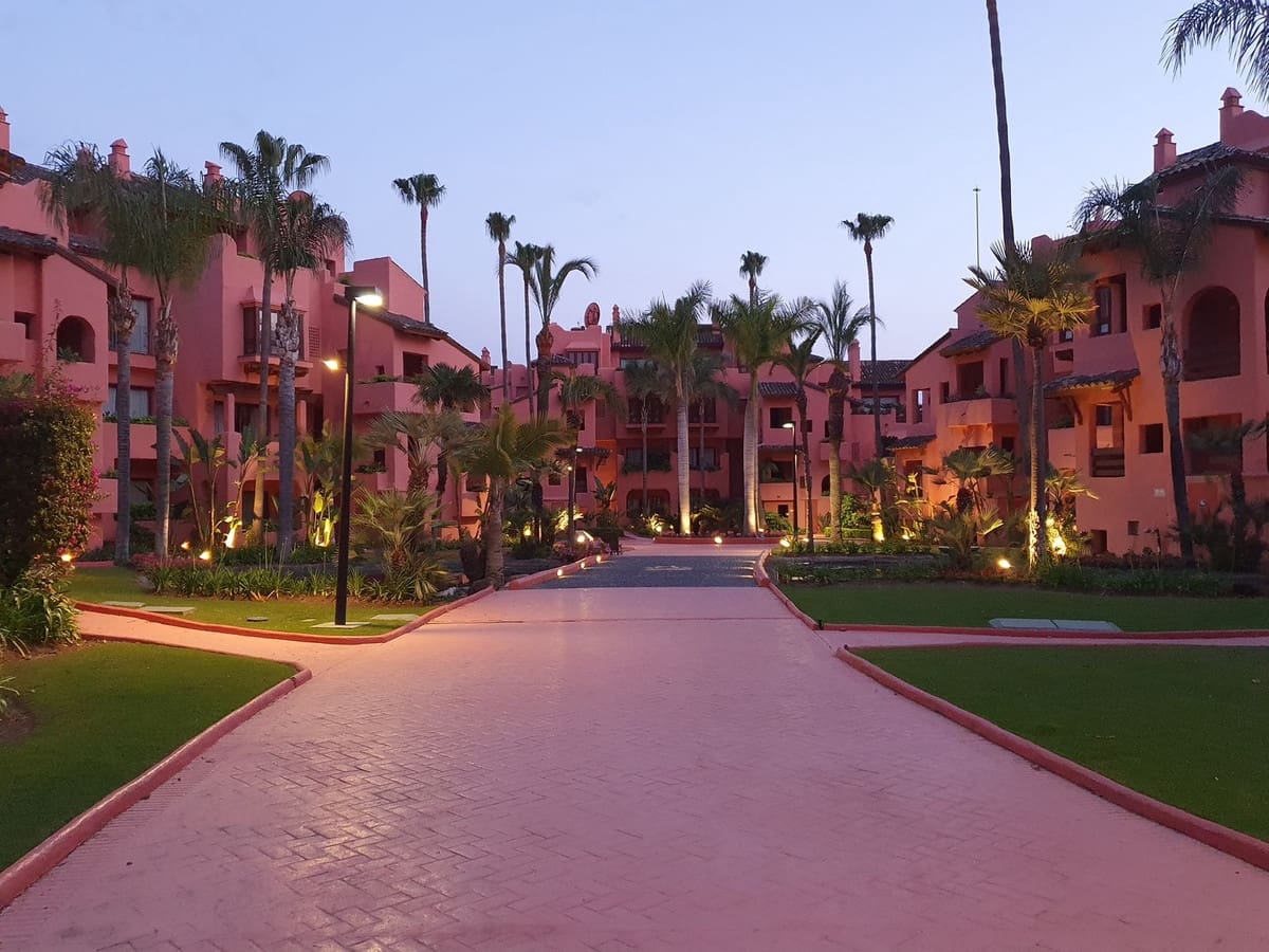 3 Zimmer Wohnung zu verkaufen in Estepona mit Pool Garage - 1.260.000 € (Ref: 9694121)