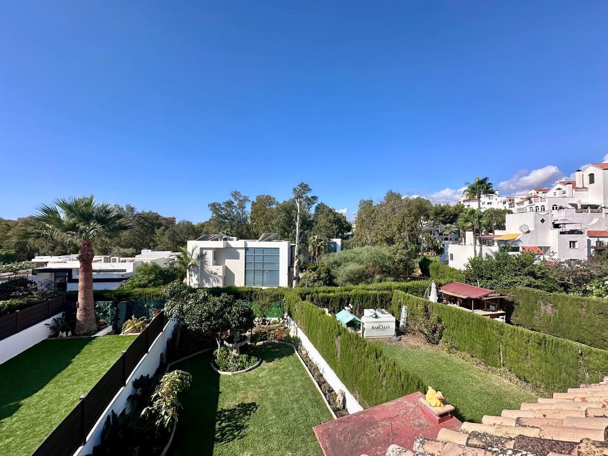 Chalet de 4 habitaciones en Estepona en venta con piscina garaje - 550.000 € (Ref: 9694304)
