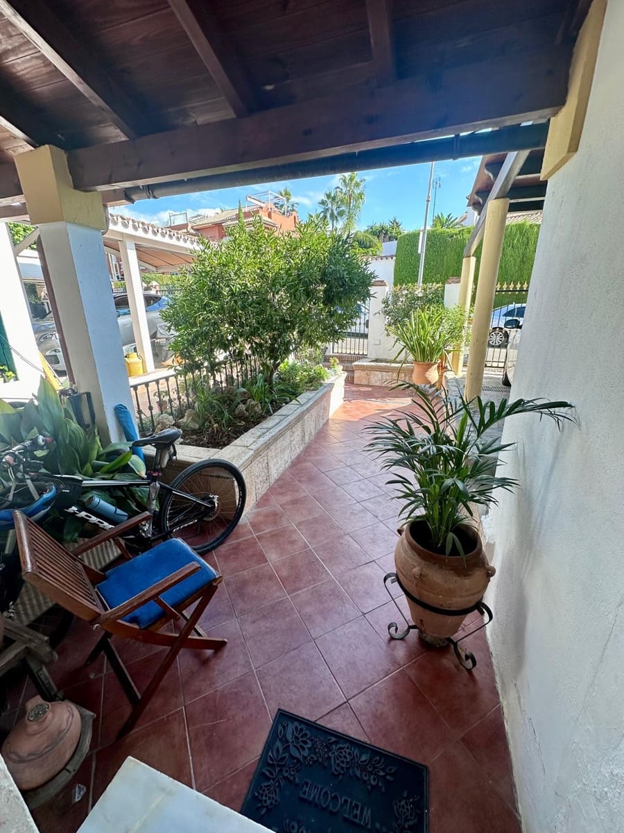 Chalet de 4 habitaciones en Estepona en venta con piscina garaje - 550.000 € (Ref: 9694304)