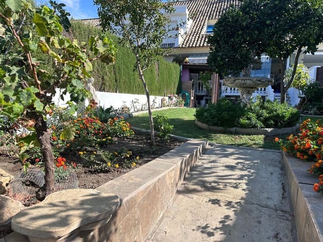 4 sovrum Villa till salu i Centro, Estepona med pool garage - 550 000 € (Ref: 9694304)