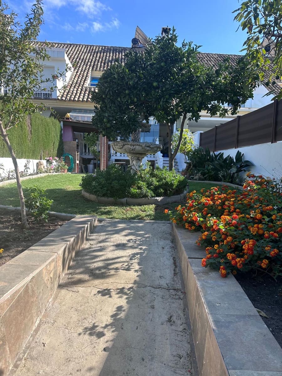 Chalet de 4 habitaciones en Estepona en venta con piscina garaje - 550.000 € (Ref: 9694304)