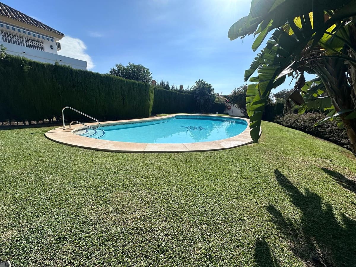 Chalet de 4 habitaciones en Estepona en venta con piscina garaje - 550.000 € (Ref: 9694304)