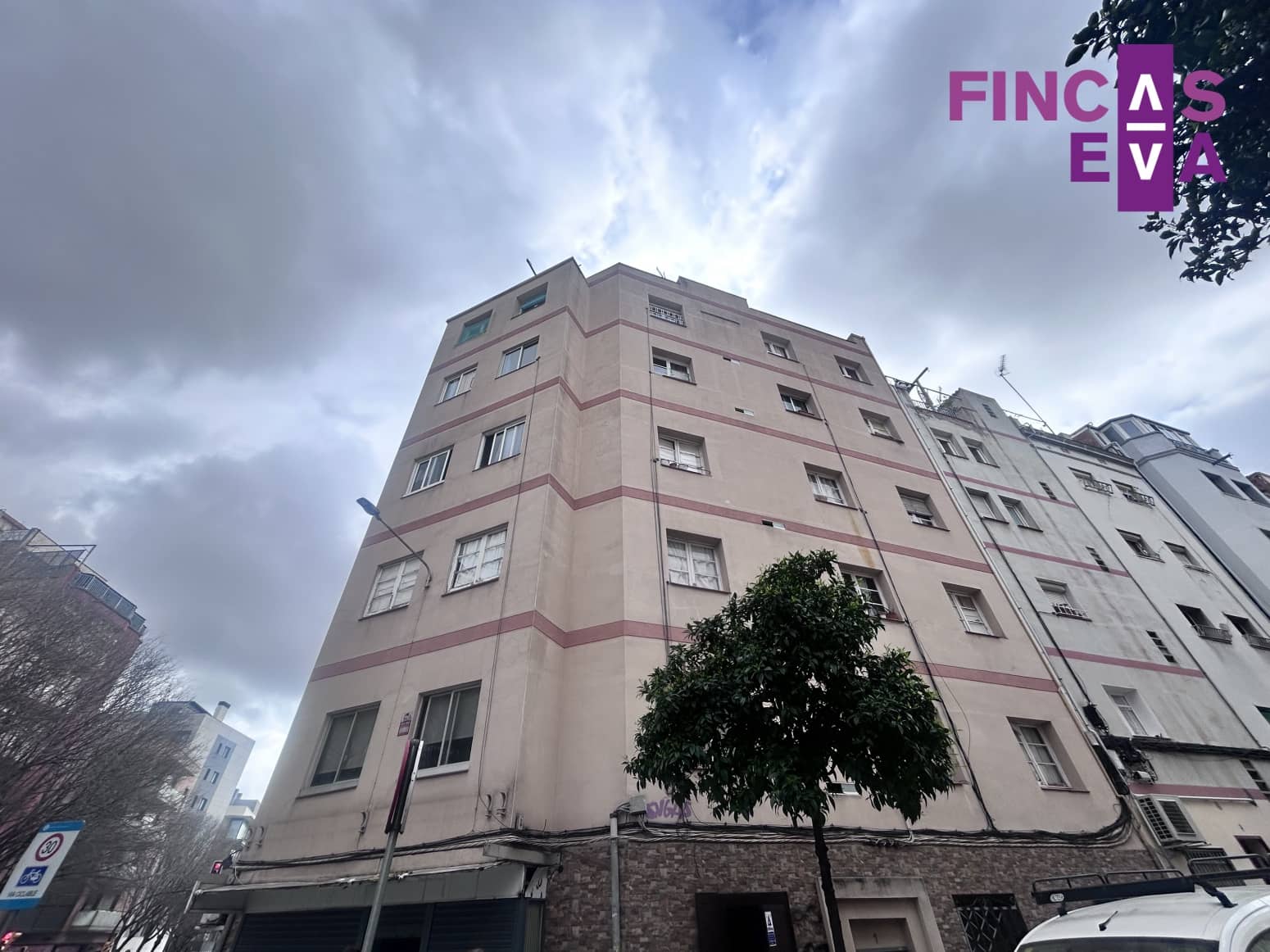 Flat for sale in L'Hospitalet de Llobregat - € 100,000 (Ref: 9694516)