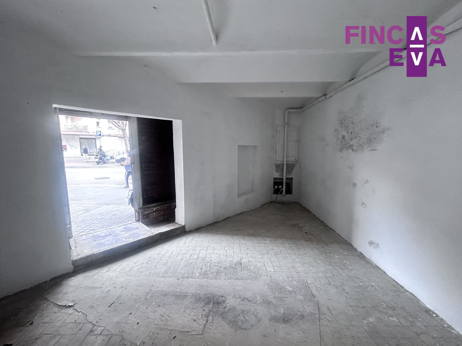 Flat for sale in L'Hospitalet de Llobregat - € 100,000 (Ref: 9694516)
