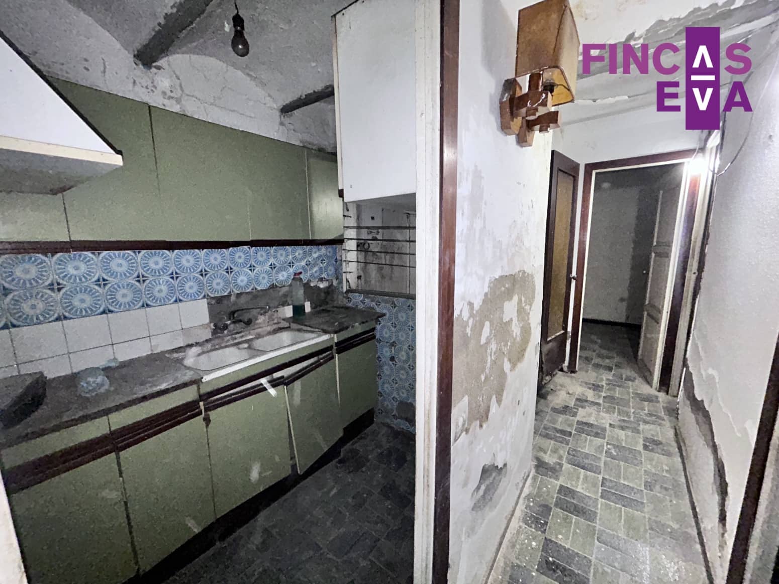 Flat for sale in L'Hospitalet de Llobregat - € 100,000 (Ref: 9694516)