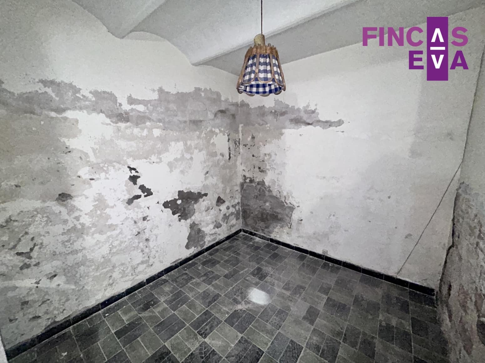 Flat for sale in L'Hospitalet de Llobregat - € 100,000 (Ref: 9694516)