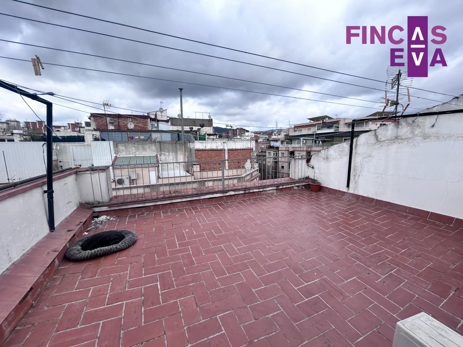 Flat for sale in L'Hospitalet de Llobregat - € 100,000 (Ref: 9694516)