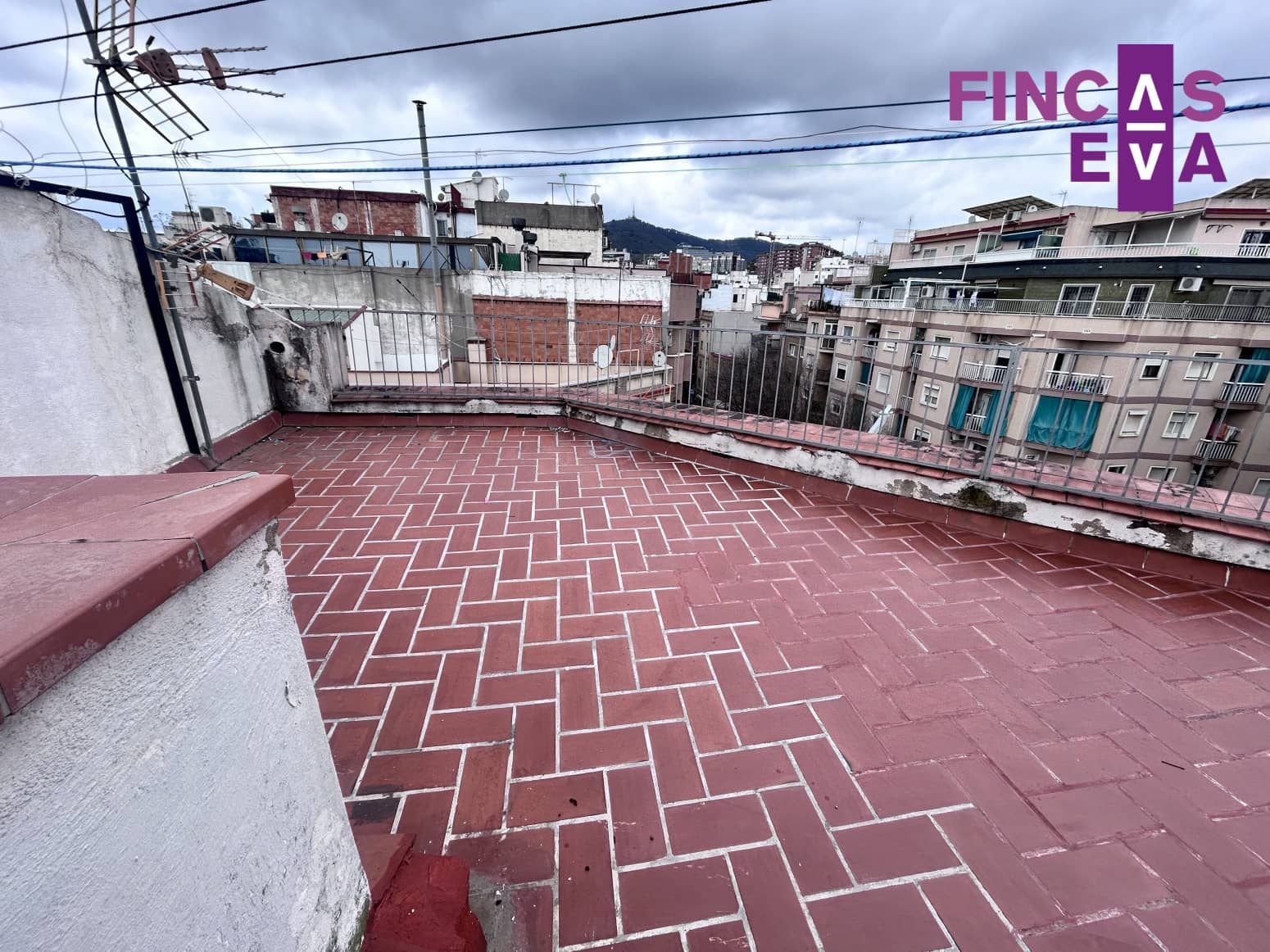 Flat for sale in L'Hospitalet de Llobregat - € 100,000 (Ref: 9694516)