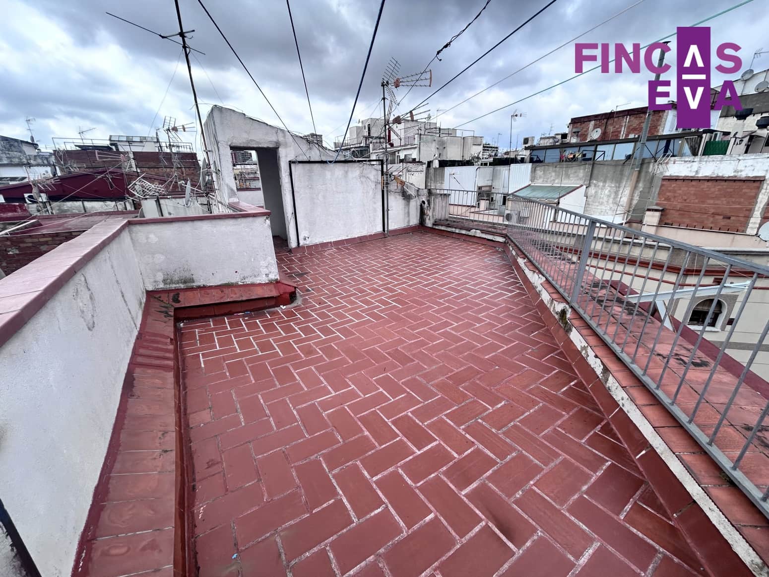 Flat for sale in L'Hospitalet de Llobregat - € 100,000 (Ref: 9694516)