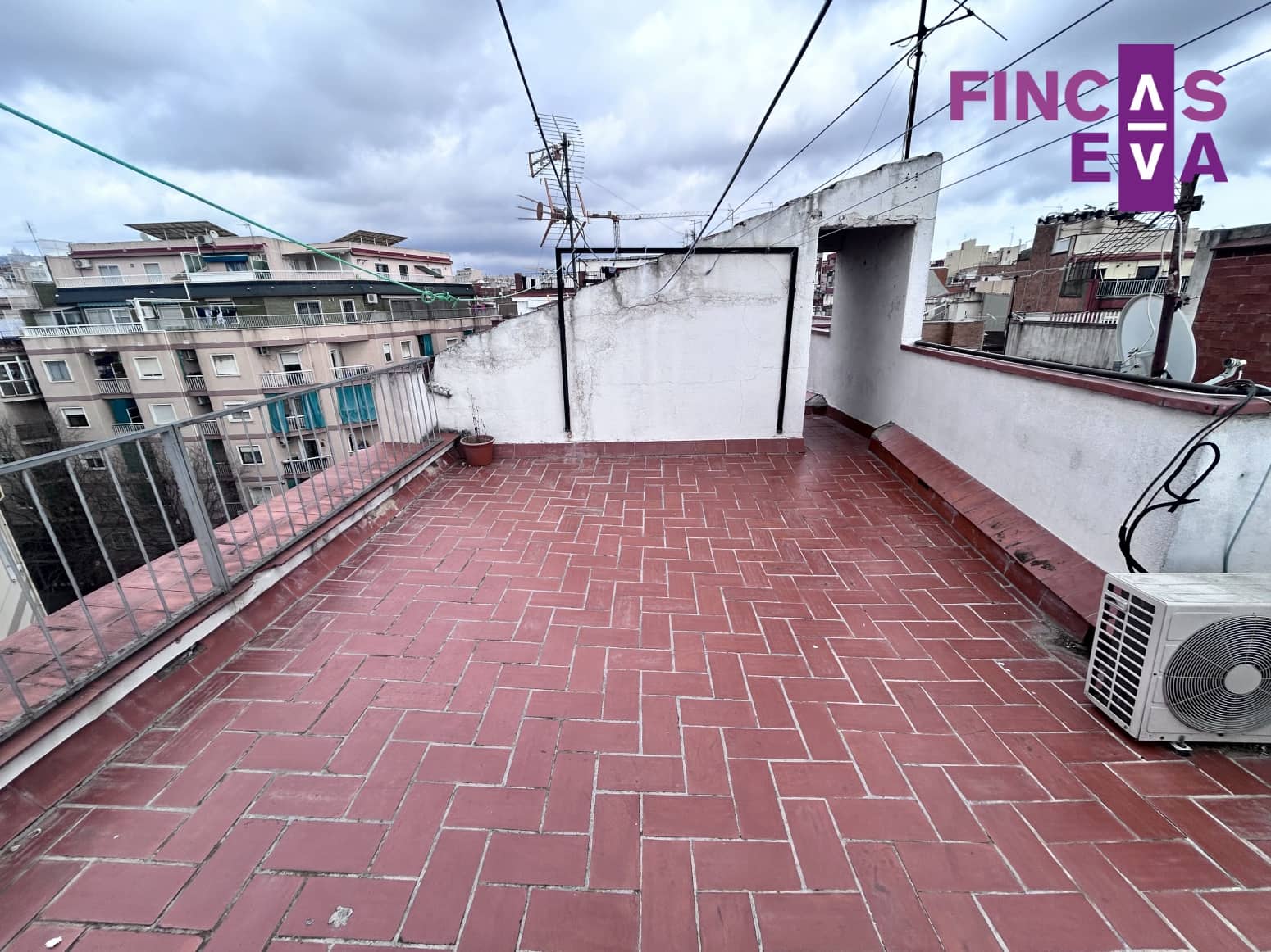 Flat for sale in L'Hospitalet de Llobregat - € 100,000 (Ref: 9694516)