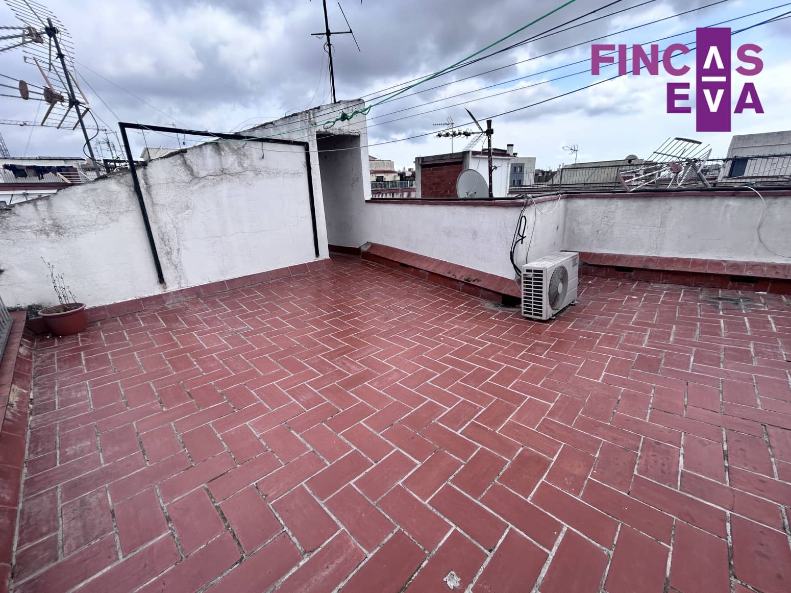 Flat for sale in L'Hospitalet de Llobregat - € 100,000 (Ref: 9694516)