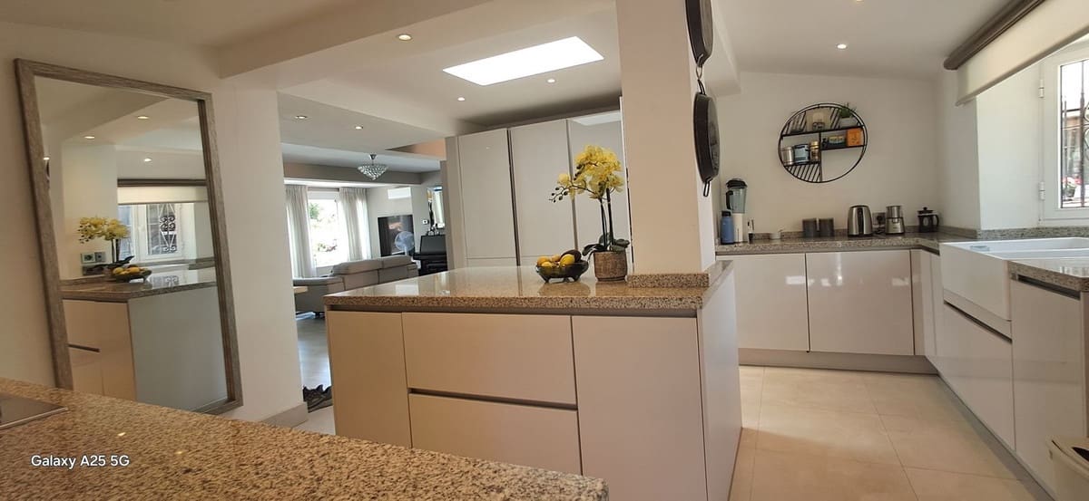 Chalet de 6 habitaciones en Marbella en venta con piscina garaje - 1.795.000 € (Ref: 9697790)