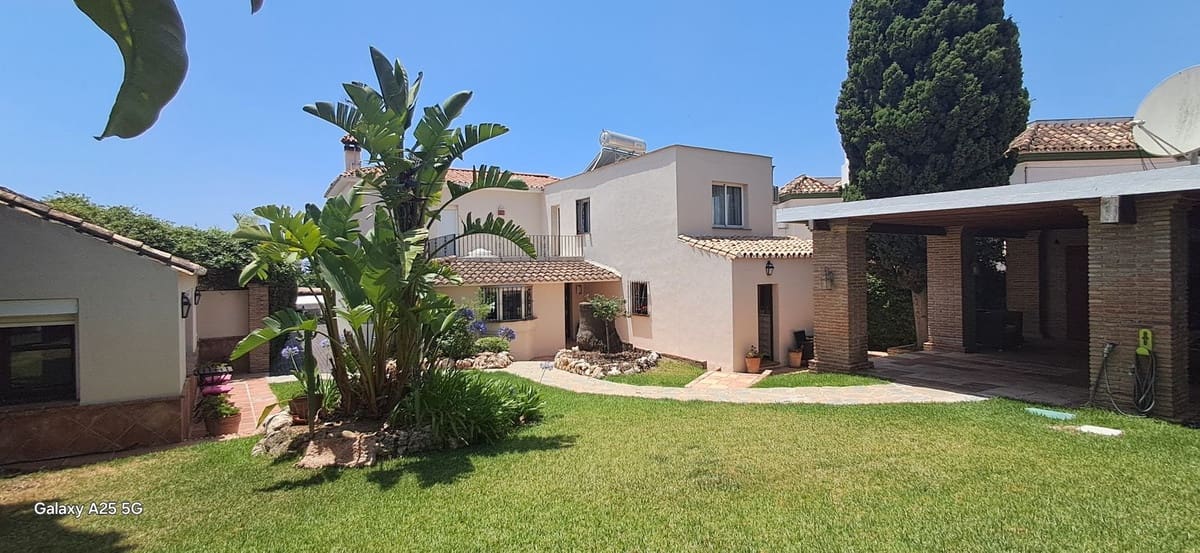 Chalet de 6 habitaciones en Marbella en venta con piscina garaje - 1.795.000 € (Ref: 9697790)