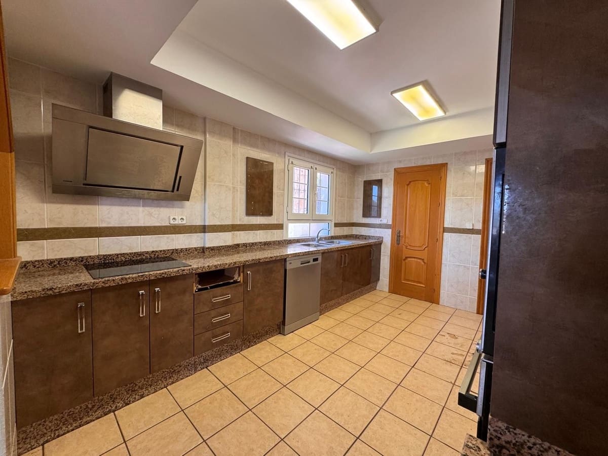 4 soveværelse Villa til salg i Estepona med swimmingpool garage - € 1.800.000 (Ref: 9699297)