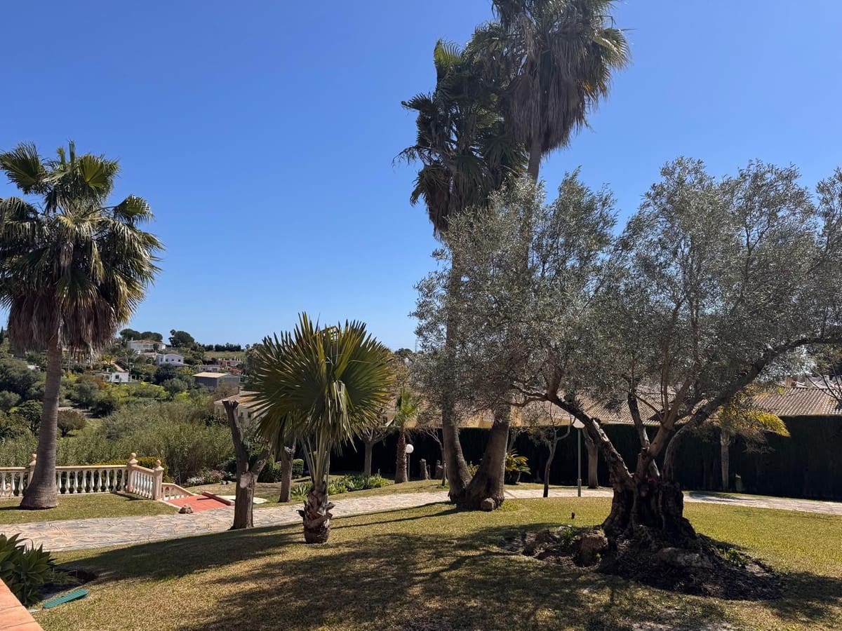 4 soveværelse Villa til salg i Estepona med swimmingpool garage - € 1.800.000 (Ref: 9699297)