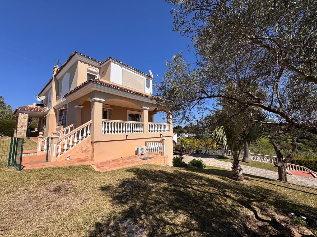 4 soveværelse Villa til salg i Estepona med swimmingpool garage - € 1.800.000 (Ref: 9699297)