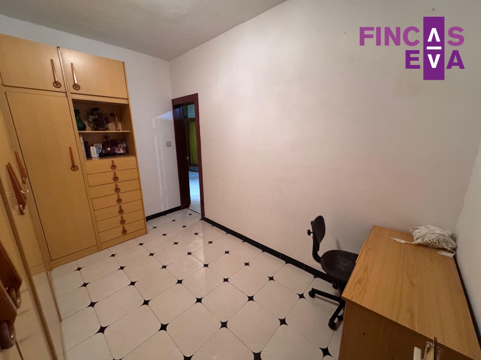 4 slaapkamer Flat te koop in Barcelona stad - € 210.000 (Ref: 9726180)