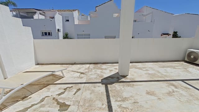 4 Zimmer Villa zu verkaufen in Estepona mit Pool Garage - 749.000 € (Ref: 9731174)