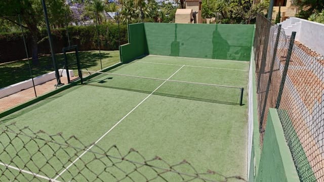 4 Zimmer Villa zu verkaufen in Estepona mit Pool Garage - 749.000 € (Ref: 9731174)
