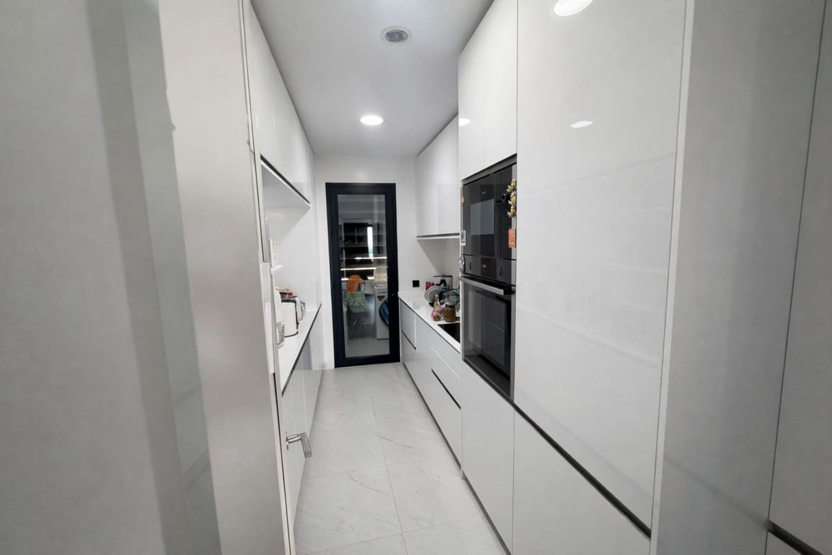 2 soverom Leilighet til salgs i Estepona med svømmebasseng garasje - € 565 000 (Ref: 9737226)