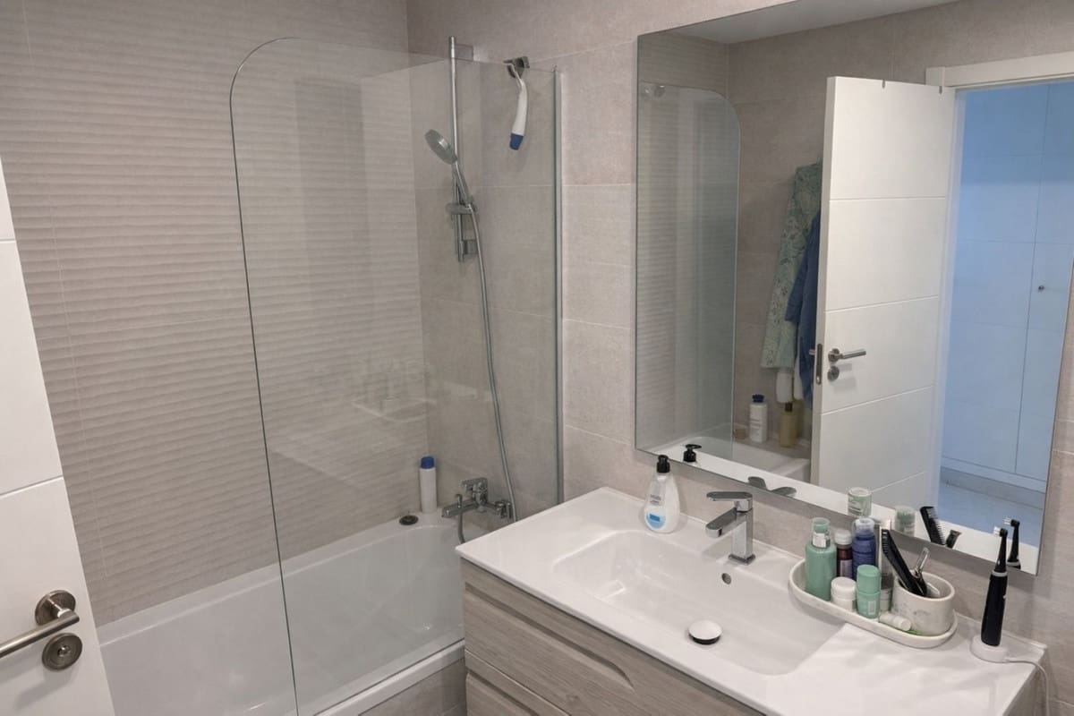 2 soverom Leilighet til salgs i Estepona med svømmebasseng garasje - € 565 000 (Ref: 9737226)