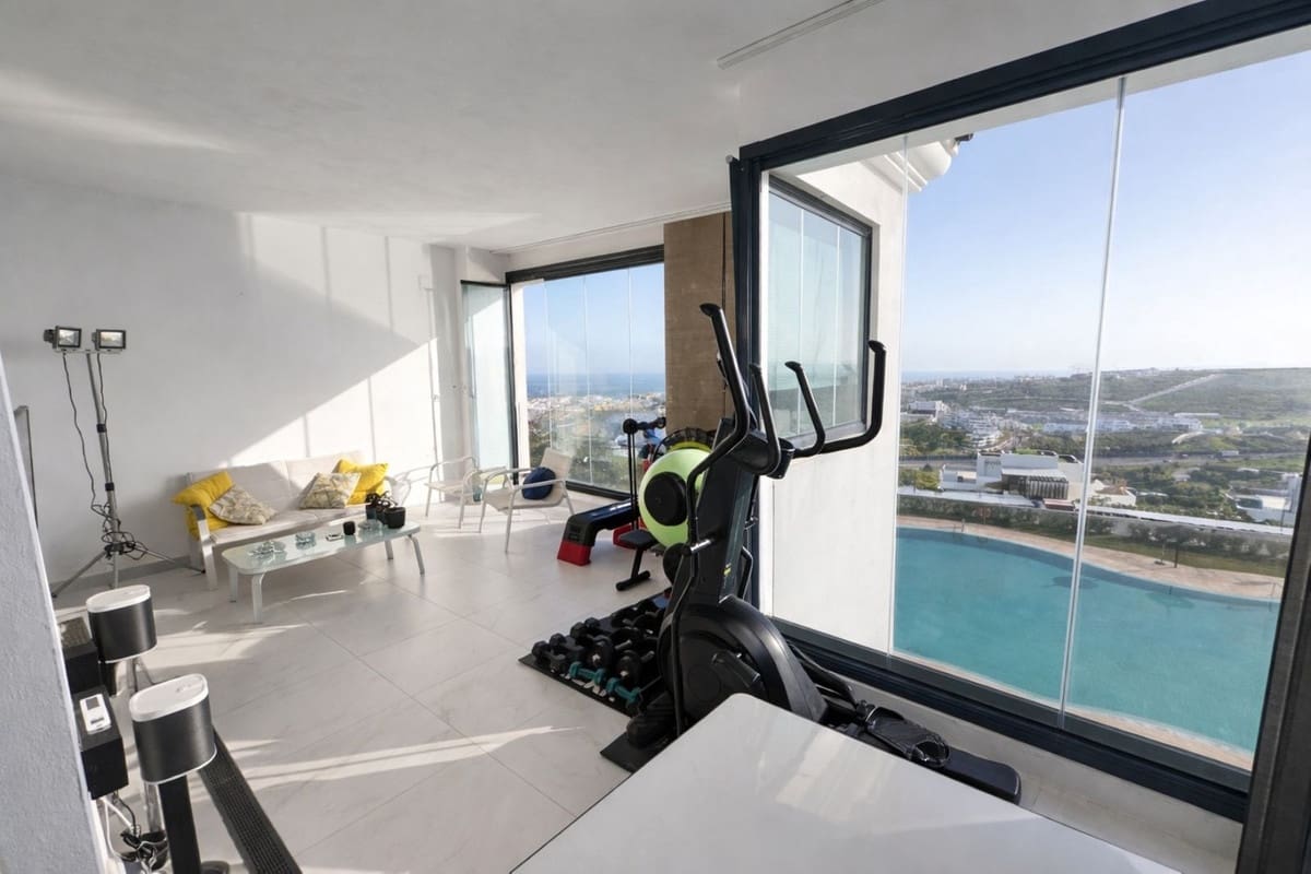 2 soverom Leilighet til salgs i Estepona med svømmebasseng garasje - € 565 000 (Ref: 9737226)