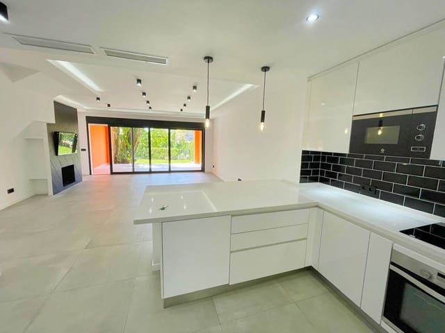 Chalet de 3 habitaciones en El Paraiso, Estepona en venta con piscina garaje - 600.000 € (Ref: 9737231)