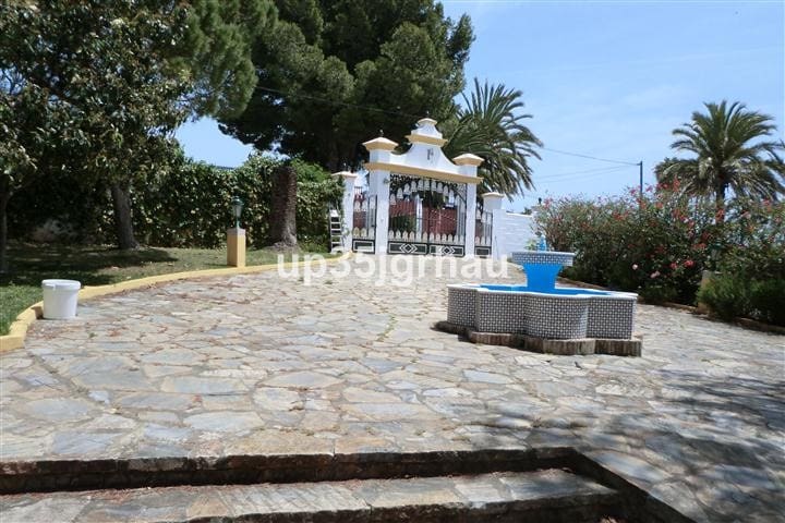 5 soveværelse Villa til salg i Estepona med swimmingpool garage - € 1.695.000 (Ref: 9749420)