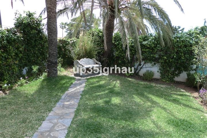 5 soveværelse Villa til salg i Estepona med swimmingpool garage - € 1.695.000 (Ref: 9749420)