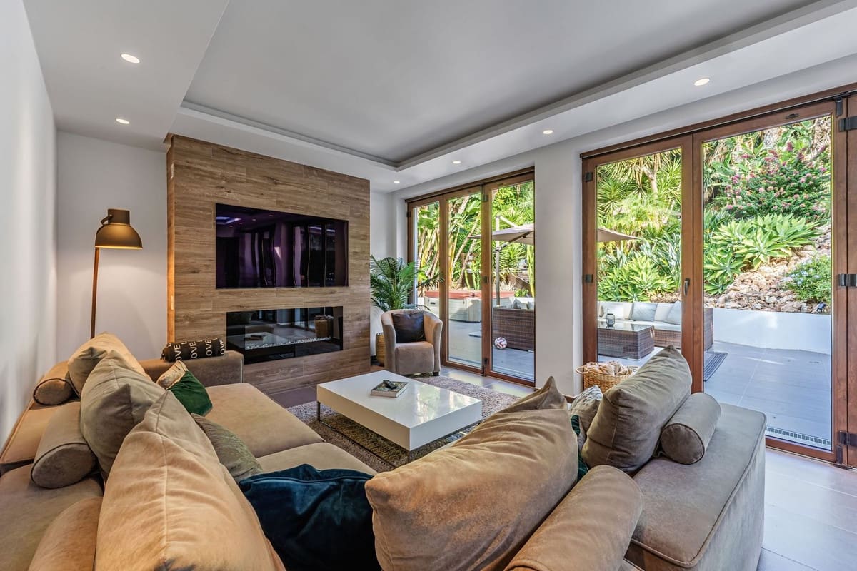 5 bedroom Villa for sale in Marbella with pool - € 2,490,000 (Ref: 9752621)