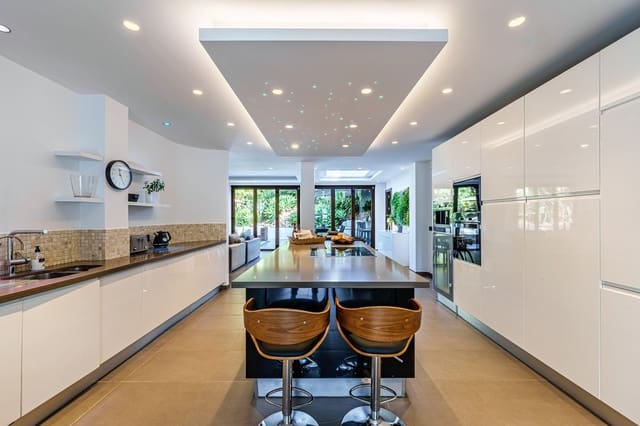 5 bedroom Villa for sale in El Rosario, Marbella with pool - € 2,490,000 (Ref: 9752621)