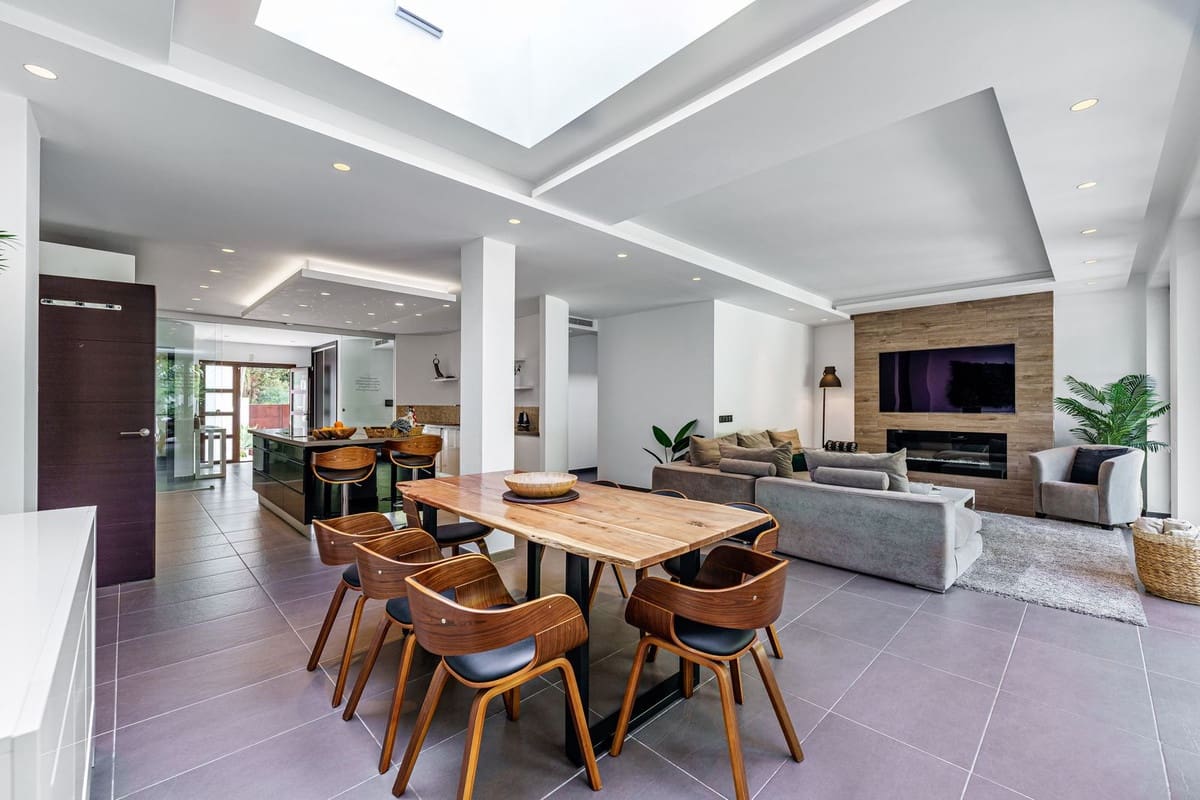 5 bedroom Villa for sale in Marbella with pool - € 2,490,000 (Ref: 9752621)