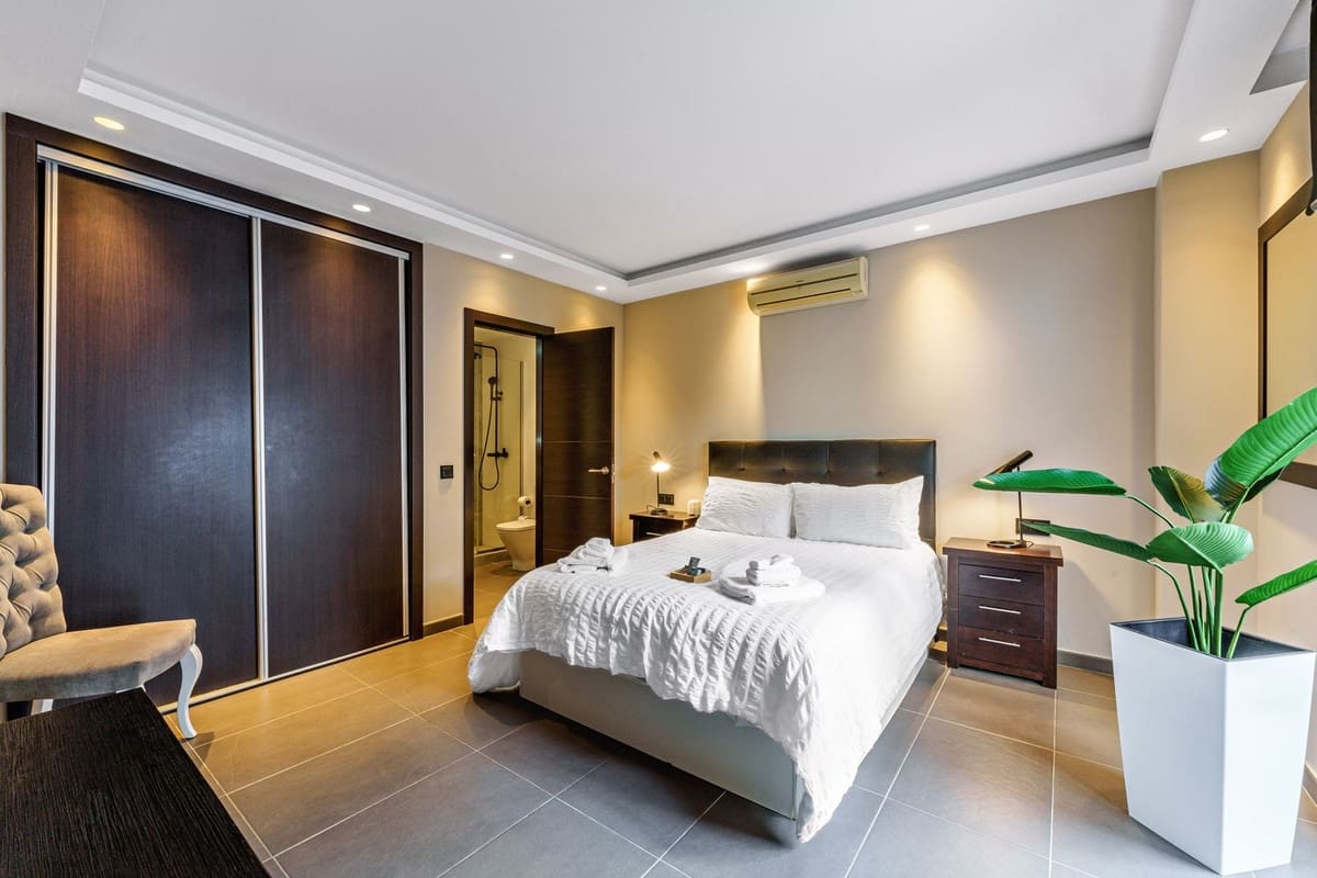 5 bedroom Villa for sale in Marbella with pool - € 2,490,000 (Ref: 9752621)