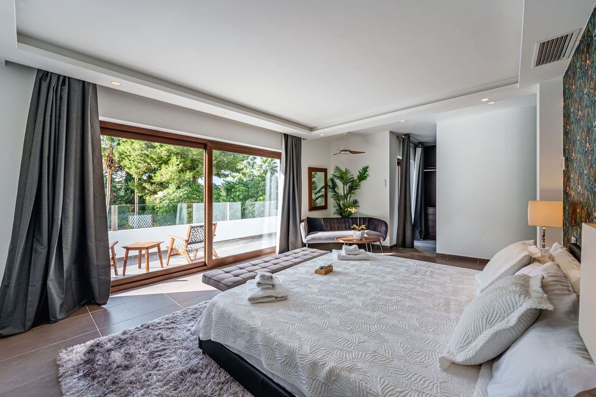 5 bedroom Villa for sale in Marbella with pool - € 2,490,000 (Ref: 9752621)