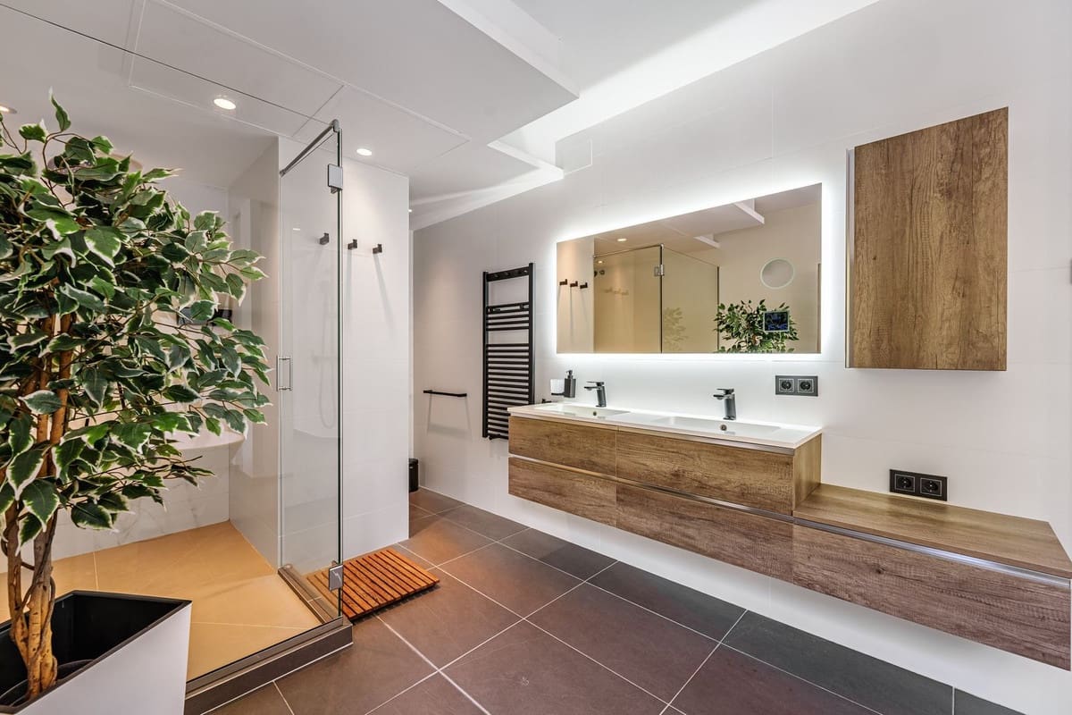 5 bedroom Villa for sale in Marbella with pool - € 2,490,000 (Ref: 9752621)