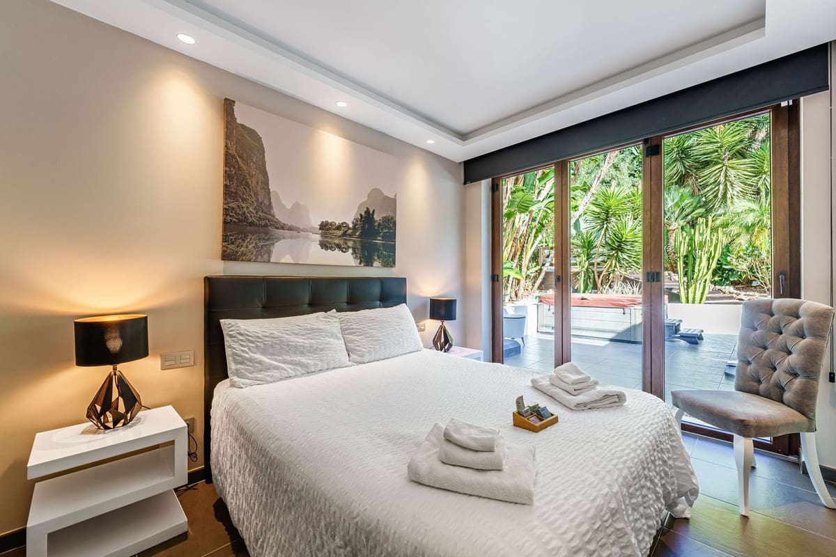 5 bedroom Villa for sale in Marbella with pool - € 2,490,000 (Ref: 9752621)