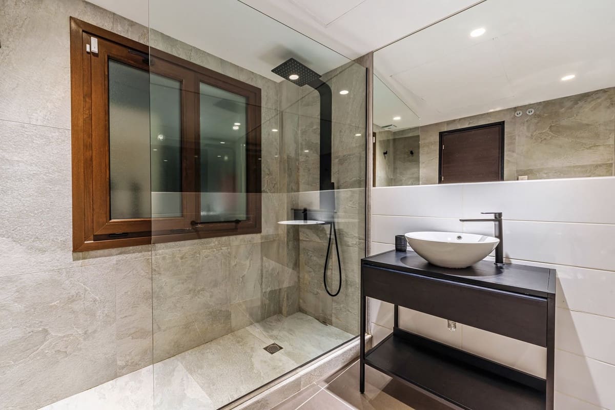 5 bedroom Villa for sale in Marbella with pool - € 2,490,000 (Ref: 9752621)