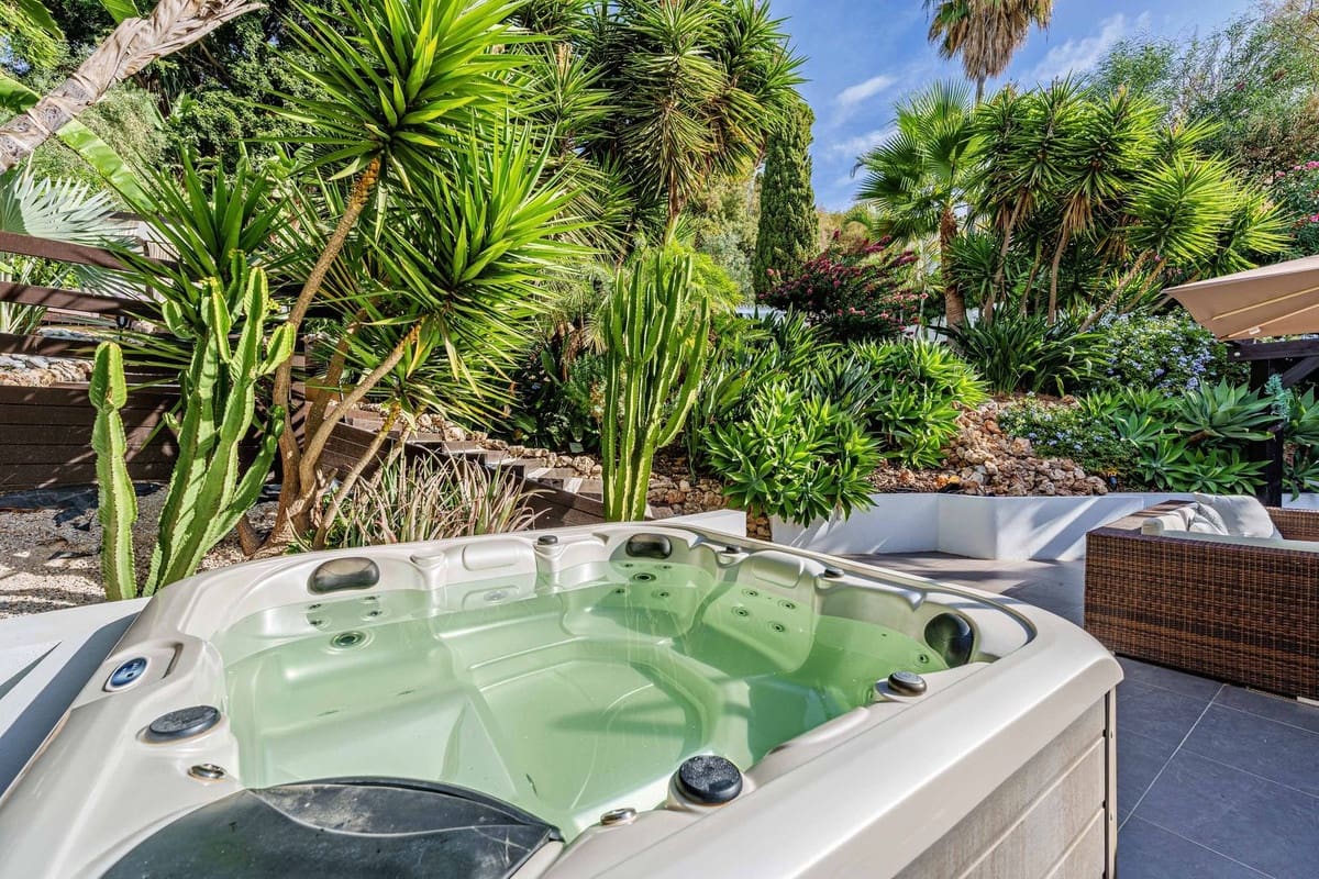 5 bedroom Villa for sale in Marbella with pool - € 2,490,000 (Ref: 9752621)